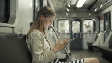 年轻女子在火车上用平板电脑听音乐，学生女孩在地铁货车上课后用笔记本电脑